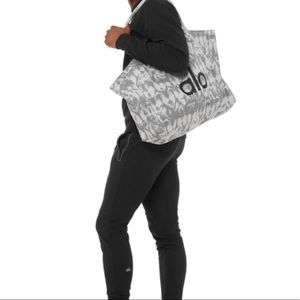 Alo Yoga Shopper / Tote Bag